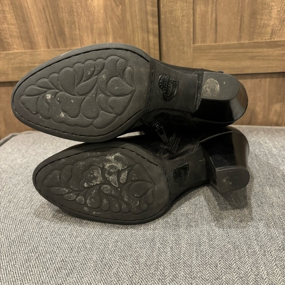 Born Vivi Black Leather Three Buckled moto Ankle Boots Size 7.5 Almond Toe - Picture 13 of 14